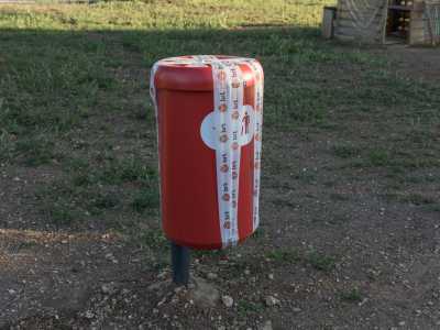 Troviamo ad esempio i cestini dedicati alle deiezioni canine sigillati ancora con lo scotch per evitarne l�utilizzo (poich� non c�� servizio di raccolta)

